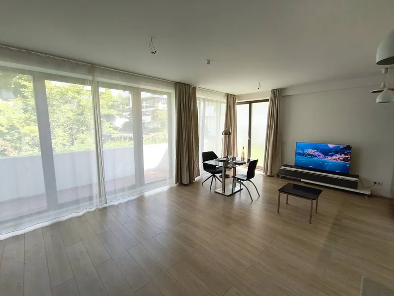 Helle Designwohnung mit grossem Balkon in Friedrichshain - befristet bis 7/20267 — photo 1
